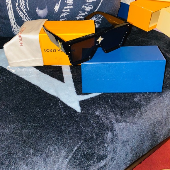 I’m selling these dark navy blue Louie Vuitton shades - Picture 2 of 2